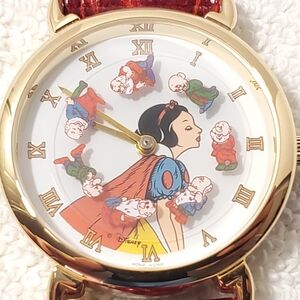Vintage Snow White Seven Dwarfs Womens Gold Tone Watch Red Leather Strap 1 Jewel